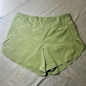 Athleta run with it 4.5” athletic training shorts women’s small green running